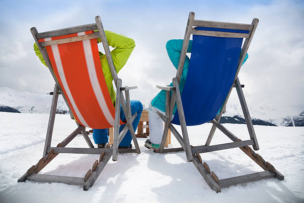 apres ski para leżący w deckchairs - apres ski friendship skiing enjoyment zdjęcia i obrazy z banku zdjęć