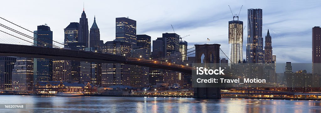 Бруклинский мост, Манхэттен в сумерках, панорамный - Стоковые фото Большой город роялти-фри