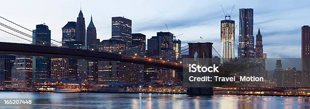 Бруклинский Мост Манхэттен В Сумерках Панорамный — стоковые фотографии и другие картинки Большой город - Большой город, Мост, Нью-Йорк