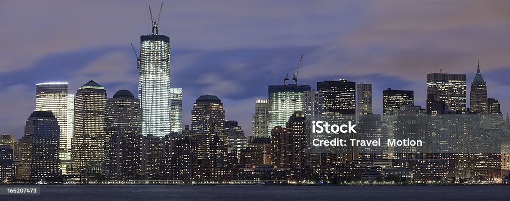Manhattan skyline w nocy panoramiczny - Zbiór zdjęć royalty-free (Architektura)