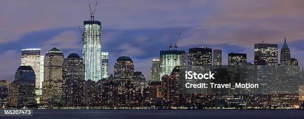 Manhattan Skyline W Nocy Panoramiczny - zdjęcia stockowe i więcej obrazów Architektura - Architektura, Bez ludzi, Biurowiec