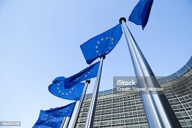 Foto de Bandeiras Europeias Em Frente Ao Edifício Em Bruxelas Berlaymont e mais fotos de stock de Europa - Locais geográficos