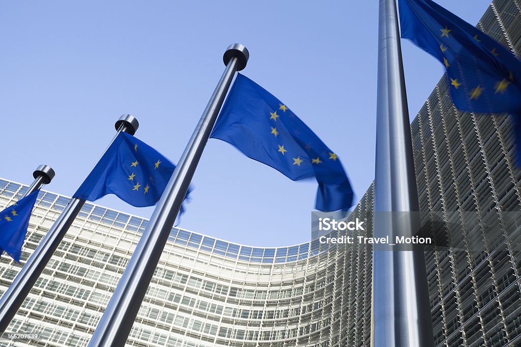 Banderas europeas frente del edificio en Bruselas Berlaymont - Foto de stock de Berlaymont libre de derechos