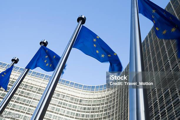 Foto de Bandeiras Europeias Em Frente Ao Edifício Em Bruxelas Berlaymont e mais fotos de stock de Berlaymont