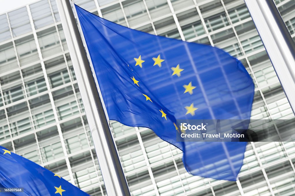 Европейские флаги в передней части здания в Брюсселе Здание Еврокомиссии - Стоковые фото Здание Еврокомиссии роялти-фри