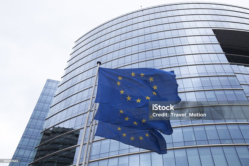 Bandeiras europeias em frente de vidro do Edifício de escritórios em Bruxelas - Royalty-free Bandeira Foto de stock