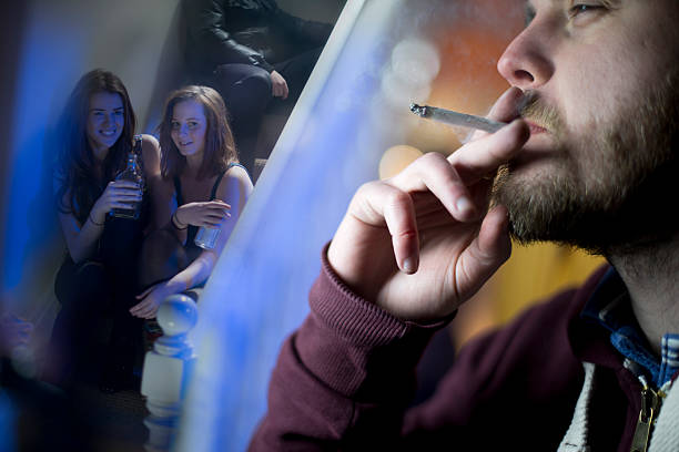 pressione di pari in un favoloso house party. - narcotic teenager marijuana drug abuse foto e immagini stock