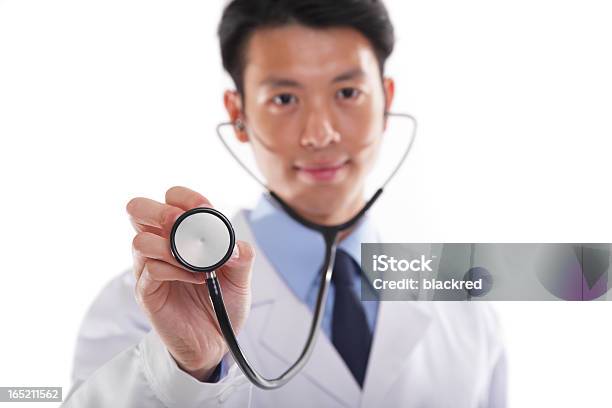 Asian Mężczyzna Lekarz Przytrzymanie Stetoskop - zdjęcia stockowe i więcej obrazów Azjaci - Azjaci, Badanie pulsu, Opieka zdrowotna i medycyna