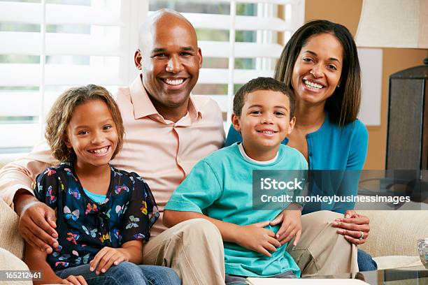 Retrato De Familia Sentada En El Sofá Junto Foto de stock y más banco de imágenes de Africano-americano - Africano-americano, Hombres maduros, Familia