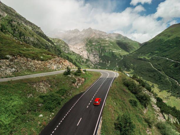 luftaufnahme des autos auf der bergstraße in der schweiz - curve driving winding road landscape stock-fotos und bilder
