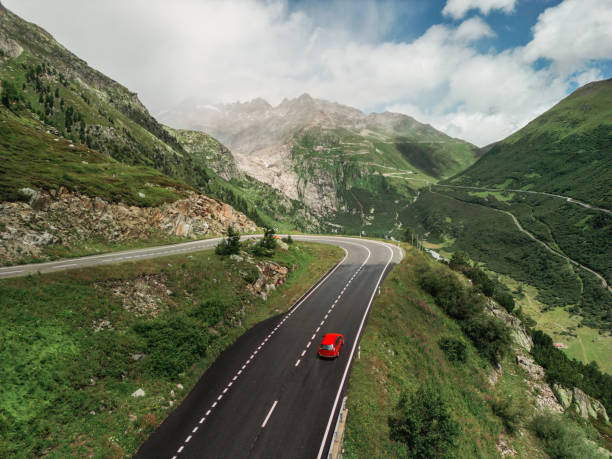 スイスの山道での車の空撮 - curve road winding road street ストックフォトと画像