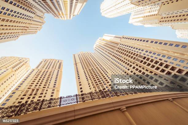 Foto de Escritório Skysraper Em Dubai e mais fotos de stock de Dubai - Dubai, Vista de Ângulo Baixo, Alto - Descrição Geral