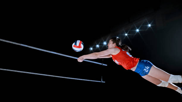 женщина, защищающая волейбол в воздухе - pass the ball стоковые фото и изображения