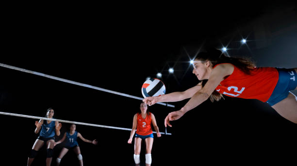 женщина, защищающая волейбол в воздухе - pass the ball стоковые фото и изображения
