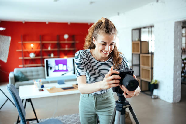 istock Woman photographer 1652335017