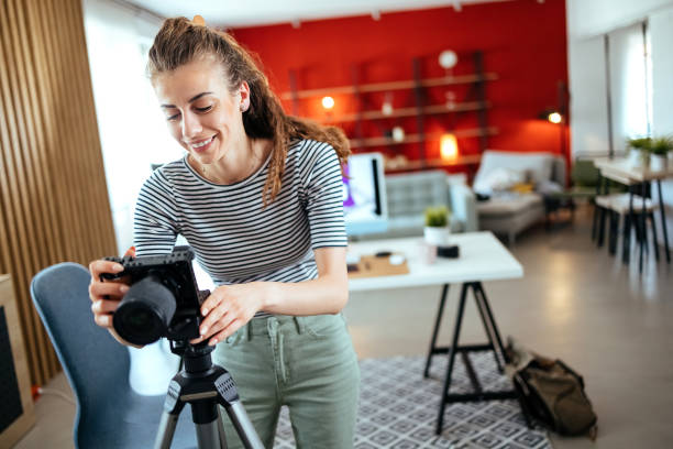 istock Woman photographer 1652335046