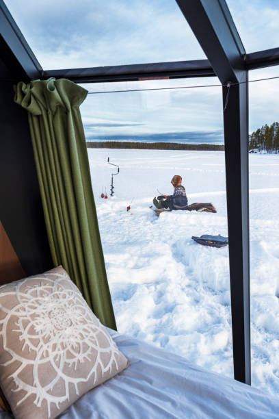 wędkarstwo podlodowe poza szklanym igloo, szwedzka laponia - winter landscape sweden snow zdjęcia i obrazy z banku zdjęć
