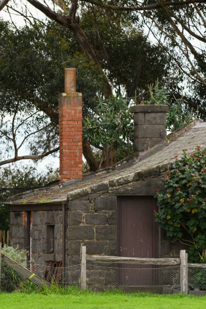 histórica cabaña de piedra azul - house farm brick chimney fotografías e imágenes de stock