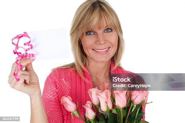 Donna Con Carta E Fiori - Fotografie stock e altre immagini di Cartolina di auguri - Cartolina di auguri, Donne mature, 40-44 anni