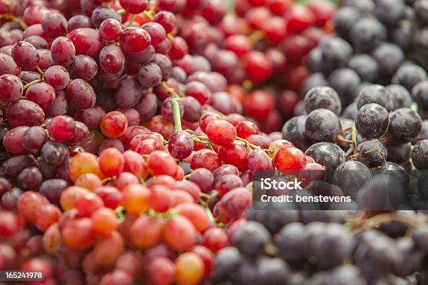 Winogrona - zdjęcia stockowe i więcej obrazów Bez ludzi - Bez ludzi, Błyszczący, Czerwone winogrono