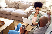 paar-zu-hause-mit-laptop-zum-einkaufen-oder-buchen-von-ferien-mit-mehrgenerationenfamilie-im.jpg?b=1&s=170x170&k=20&c=W17LBDy0lrjCLeN6Il8aw0mt4PJabp5IEe2vPu-Y53Q=