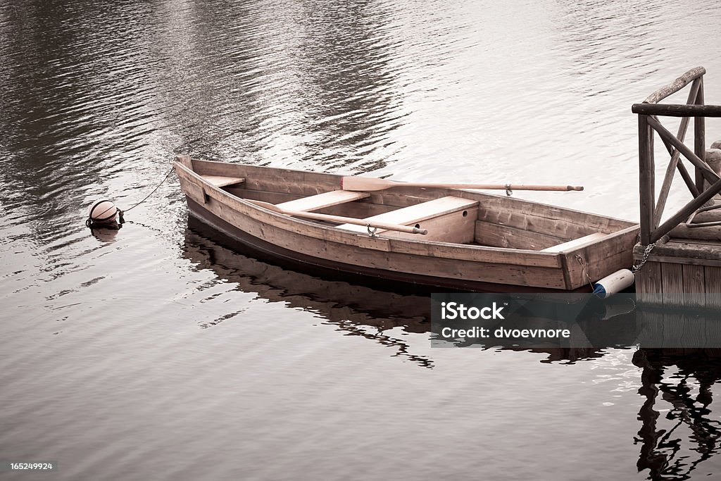 Плавучий деревянной лодке с пышными - Стоковые фото Без людей роялти-фри