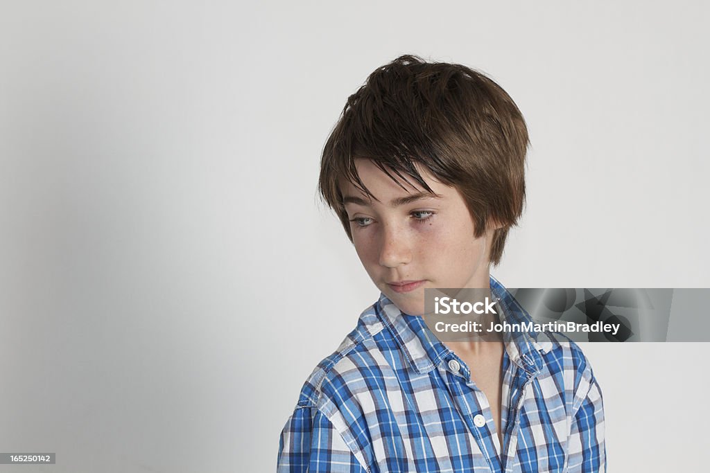 Giovane adolescente in una camicia a scacchi blu e bianco - Foto stock royalty-free di 14-15 anni