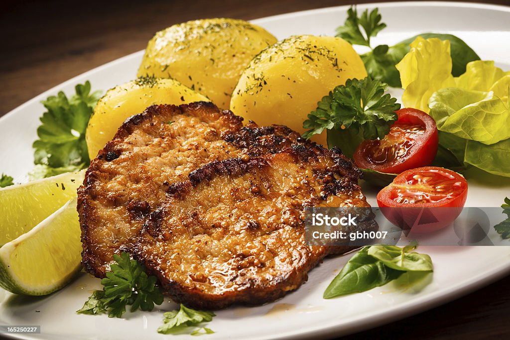 Carne alla griglia, patate e verdure - Foto stock royalty-free di Alla griglia