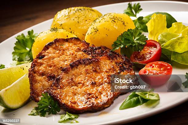 Carne Alla Griglia Patate E Verdure - Fotografie stock e altre immagini di Alla griglia - Alla griglia, Arrosto - Cibo cotto, Arrosto - Portata principale