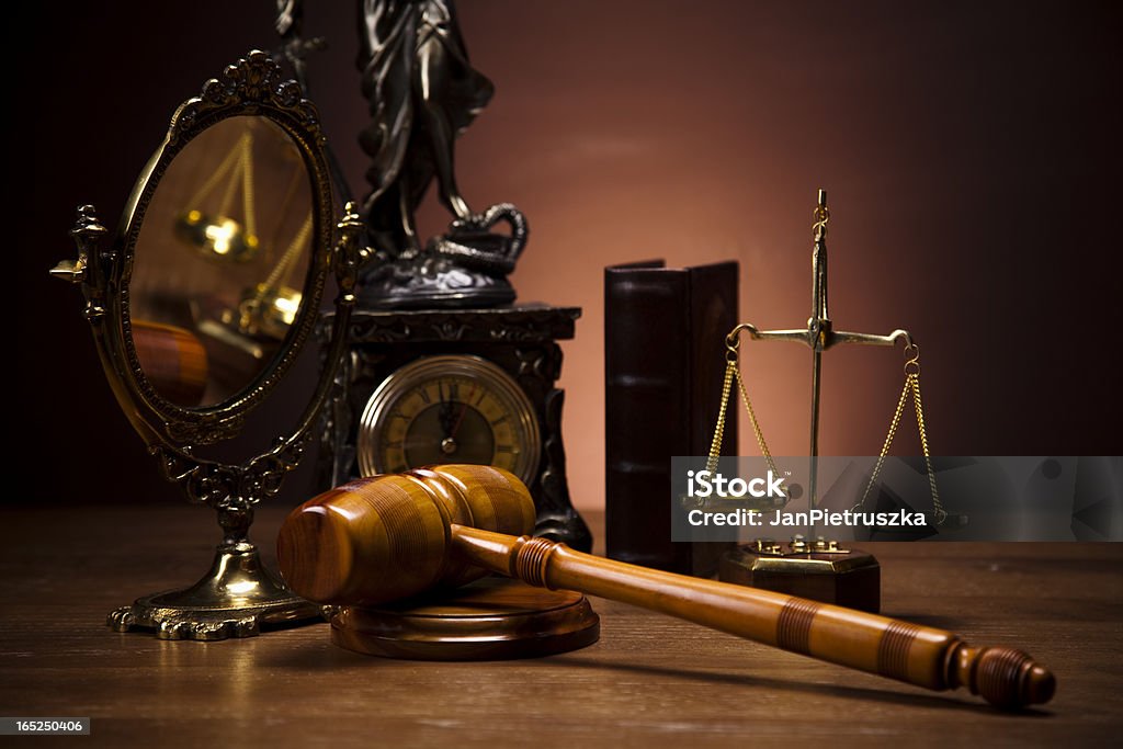 Prawo tematu, drewniany Młotek sędziego, drewniany Młotek sędziego - Zbiór zdjęć royalty-free (Autorytet)