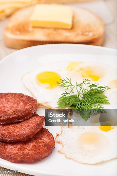 Prima Colazione Con Salsicce E Uova Fritte Pane Tostato Su Piatto - Fotografie stock e altre immagini di Calore - Concetto