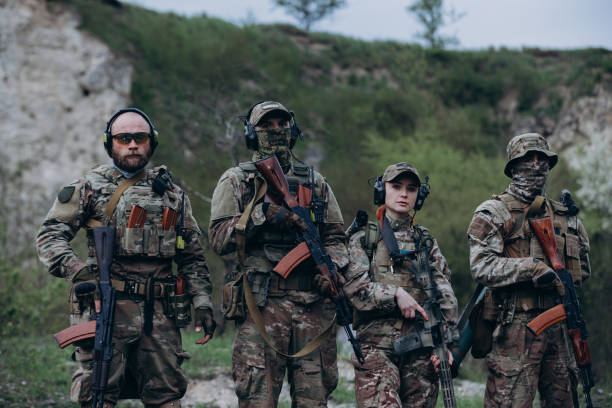 groupe tactique des forces armées ukrainiennes regardant dans la caméra - air force uniform armed forces military photos et images de collection