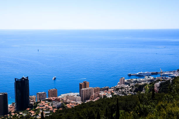 vue aérienne de la ville de menton dans français riviera - aerial view cityscape menton beach photos et images de collection