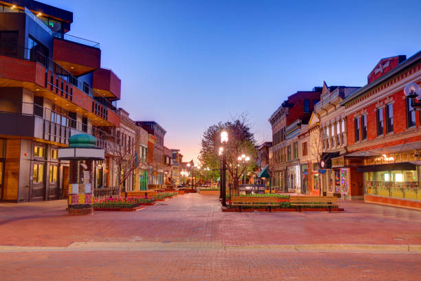 pearl street v downtown boulder, colorado - boulder - stock snímky, obrázky a fotky