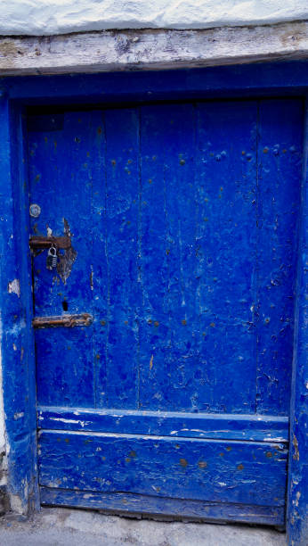 une porte d’entrée bleue à l’ancienne au royaume-uni - doorstep door knocker door england photos et images de collection