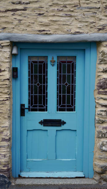 une porte d’entrée résidentielle turquioise avec des panneaux de verre au royaume-uni - doorstep door knocker door england photos et images de collection