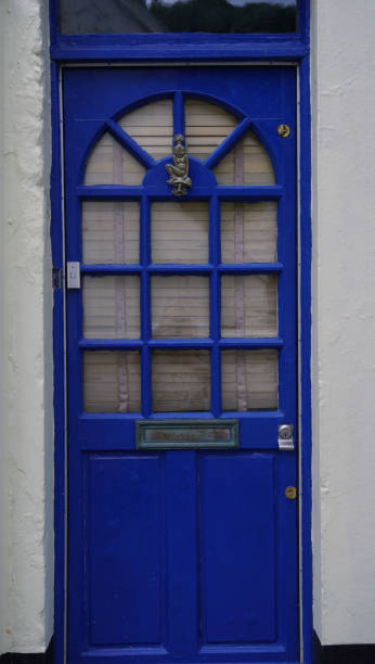 une porte d’entrée résidentielle au royaume-uni avec des panneaux de verre et des panneaux de verre cintrés - doorstep door knocker door england photos et images de collection