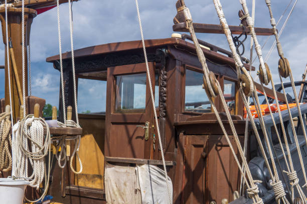 fragment takielunku drewnianego żaglowca z bliska - pilothouse zdjęcia i obrazy z banku zdjęć