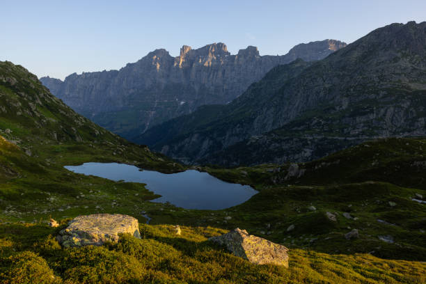 fantastischer azurblauer alpensee champfer. ungewöhnliche und malerische szene. lage berühmter ferienort silvaplana dorf, bezirk maloja im schweizer kanton graubünden, alpen. europa. welt der schönheit. - champfer stock-fotos und bilder