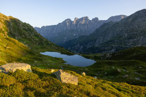 fantastischer azurblauer alpensee champfer. ungewöhnliche und malerische szene. lage berühmter ferienort silvaplana dorf, bezirk maloja im schweizer kanton graubünden, alpen. europa. welt der schönheit. - champfer stock-fotos und bilder