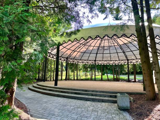 gazebo en el parque de la ciudad - vísperas solemnes fotografías e imágenes de stock