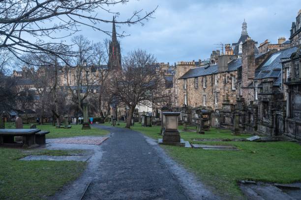 Scenic Greyfriars Kirkyard surrounding Greyfriars Kirk, Edinburgh, Scotland Edinburgh, United Kingdom – January 04, 2023: The scenic Greyfriars Kirkyard surrounding Greyfriars Kirk, Edinburgh, Scotland kirkyard stock pictures, royalty-free photos & images