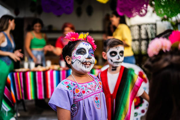 niños jugando durante el día de la celebración de la muerte al aire libre - haunted house house spooky real estate fotografías e imágenes de stock