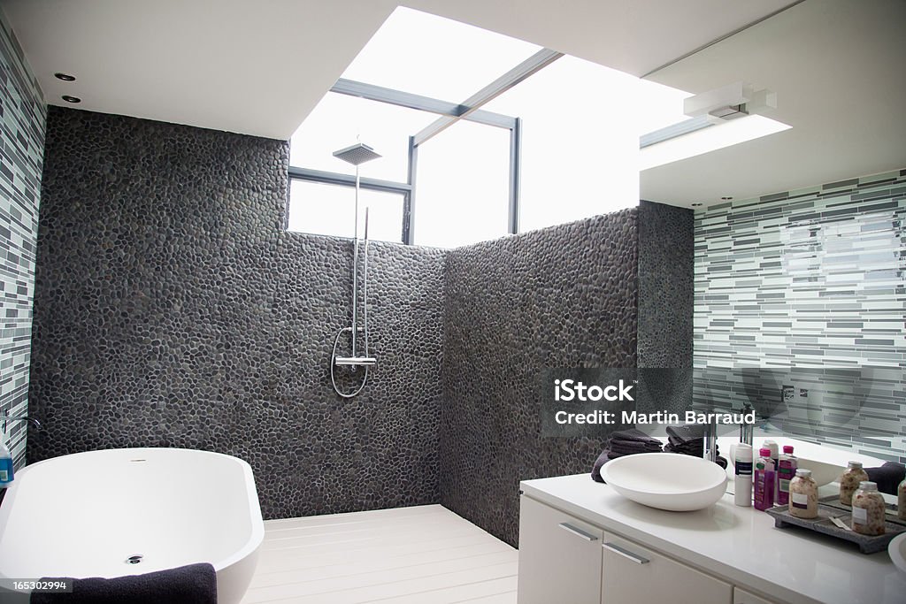 Солнце светит через окно в современной ванной комнате - Стоковые фото Современный роялти-фри
