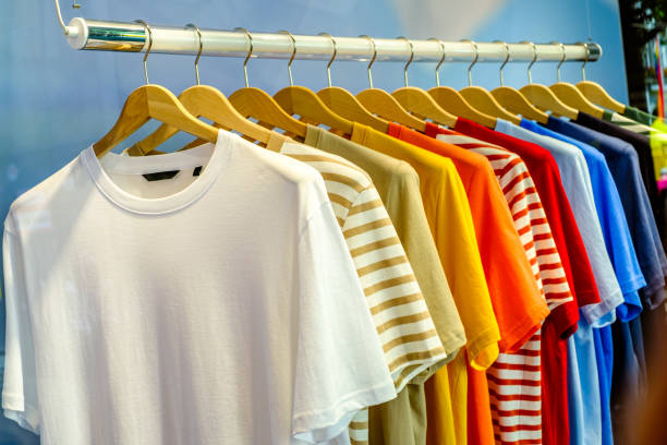 kleidung an einem regal - polo shirt multi colored clothing variation stock-fotos und bilder