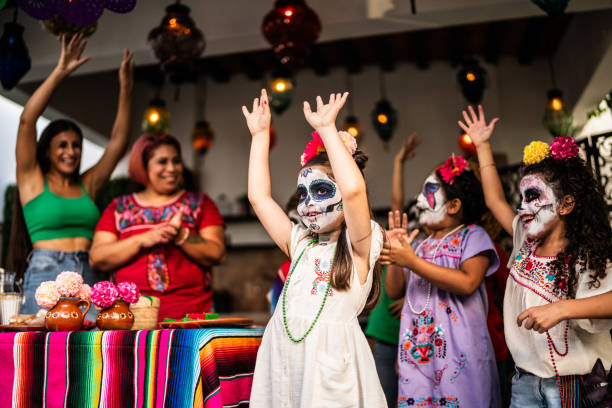 niños jugando y celebrando durante la celebración del día de la muerte al aire libre - haunted house house spooky real estate fotografías e imágenes de stock