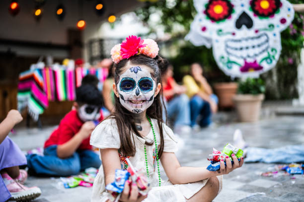 retrato de niña recogiendo caramelos de piñata durante un día de celebración de la muerte - haunted house house spooky real estate fotografías e imágenes de stock