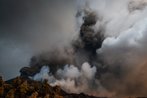 El Volcan suele emitir gases toxicos, tambien emite mucho vapor de agua y una parte de emision no es gas son piroplastos,  lava