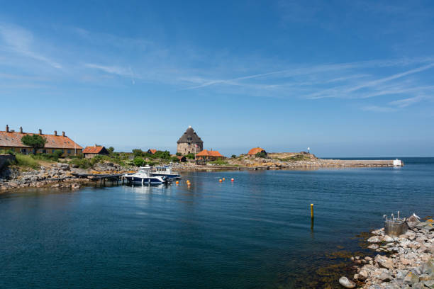 ilha christianso - ilha dinamarquesa localizada não muito longe de bornholm, parte do pequeno arquipélago de ertholmene - naval flag - fotografias e filmes do acervo