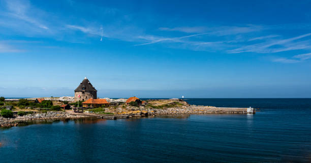 ilha christianso - ilha dinamarquesa localizada não muito longe de bornholm, parte do pequeno arquipélago de ertholmene - naval flag - fotografias e filmes do acervo